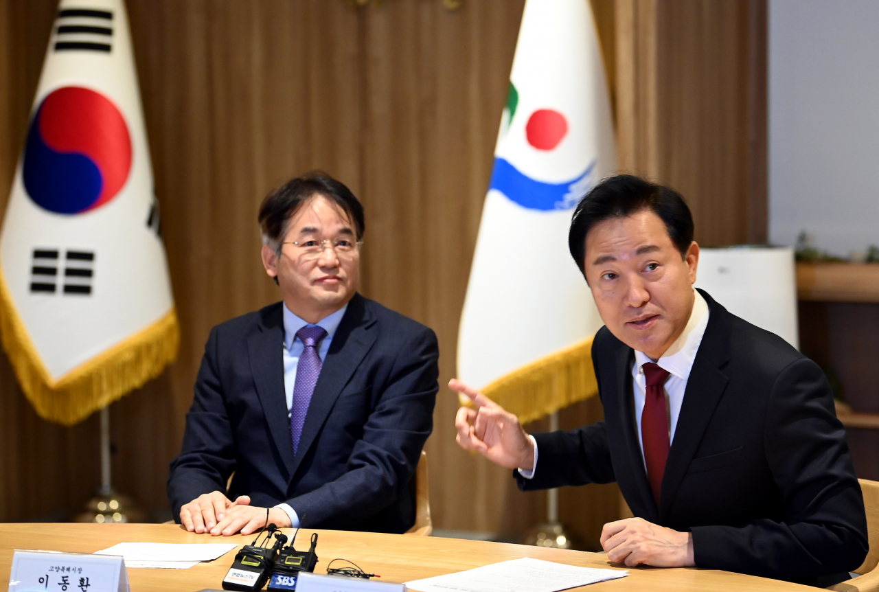 오세훈 서울시장, 이동환 고양시장이 21일 오전 서울시청에서 열린 조찬 겸 메가시티 서울 논의를 위한 회동에 참석해 인사를 나누고 있다. [연합]