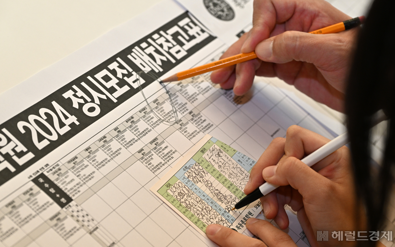 17일 서울 양천구 목동종로학원에서 2024학년도 대학수학능력시험 응시생들이 선생님과 함께 가채점을 하고 있다. 임세준 기자