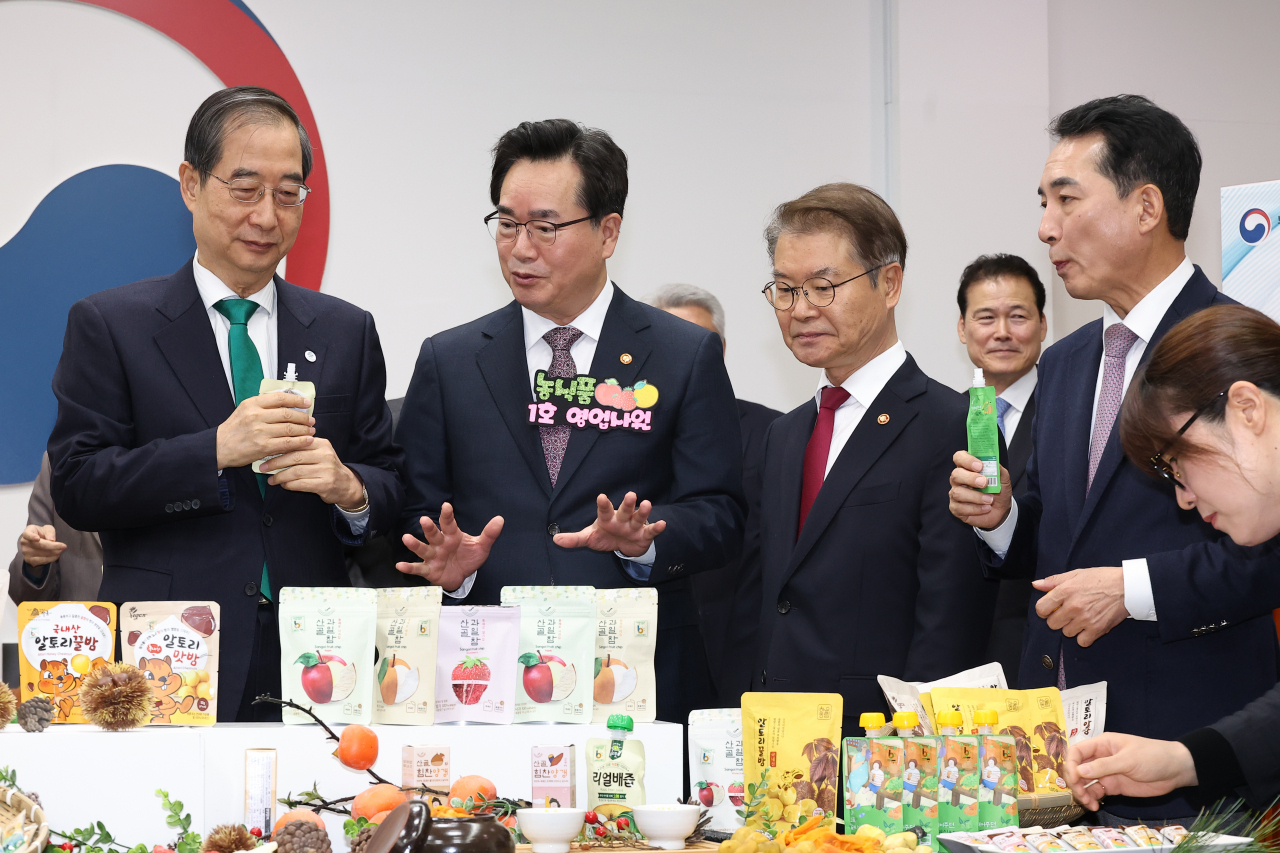 정황근(왼쪽 두번째) 농림축산식품부 장관이 21일 오전 서울 종로구 정부서울청사에서 국무회의 직전 한덕수 국무총리 등 국무위원들에게 경남 하동 청년농들이 만든 제품을 홍보하고 있다.[연합]
