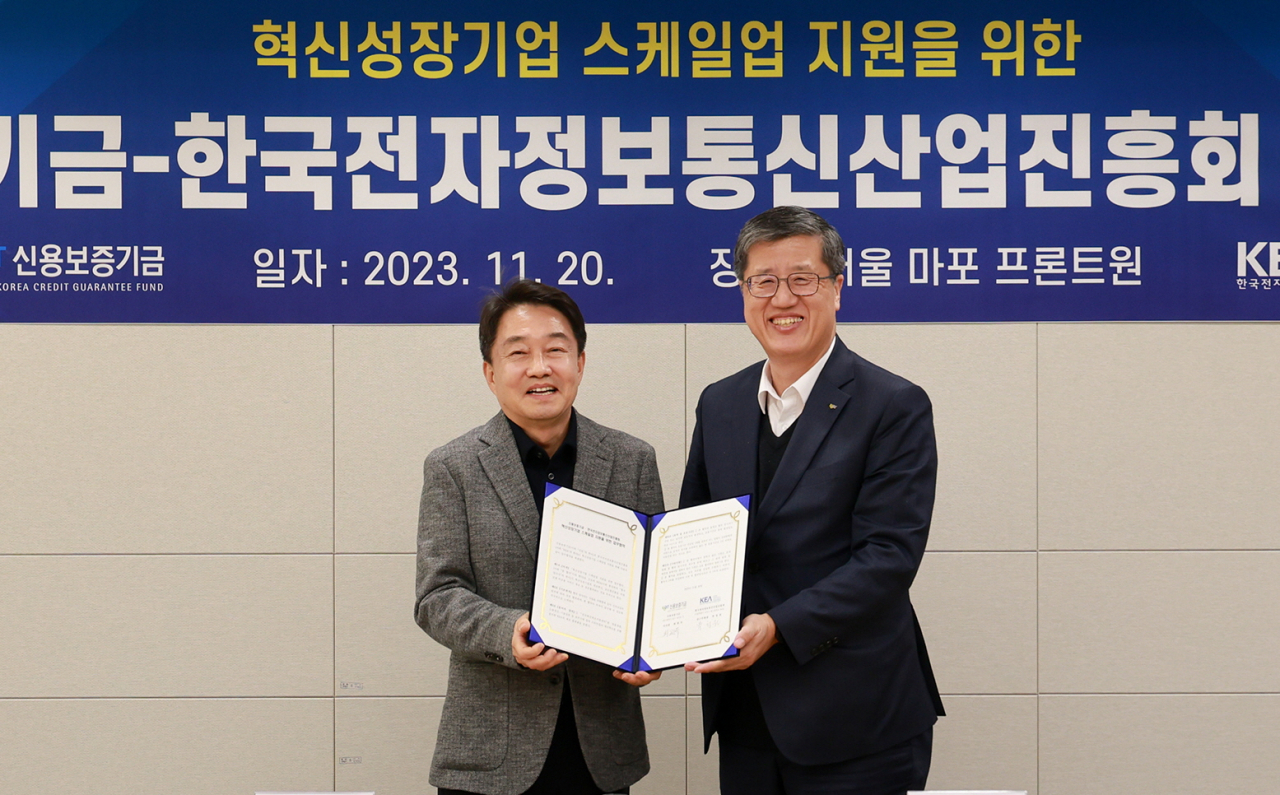 최원목(오른쪽) 신용보증기금 이사장과 박청원(왼쪽) 한국전자정보통신산업진흥회 상근부회장이 지난 20일 열린 ‘혁신성장기업 스케일업 지원을 위한 업무협약’에 참석해 기념 촬영을 하고 있다.[신용보증기금 제공]