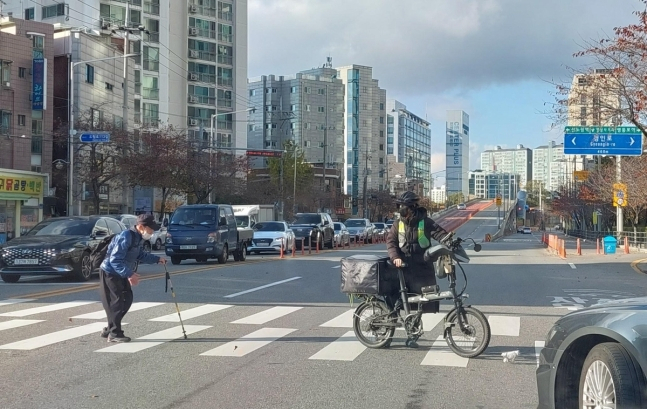 서울 영등포구 도림고가차로 앞 8차선 횡단보도에서 노인이 다 건널 때까지 차량의 진입을 막은 배달기사. [연합]