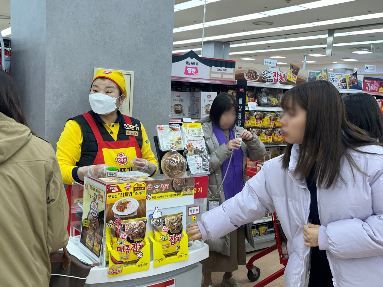 20일 제타플렉스 서울역점 라면매장에서 외국인들이 ‘오뚜기 옛날 매콤잡채'를 시식하고 있다. [롯데백화점 제공]