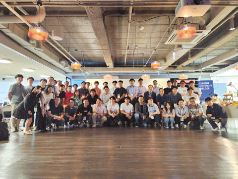 21일 서울 서초구 드림플러스 강남 제로원에서 ‘에픽카’, ‘에이치충전연구소’, ‘쓰리아이솔루션’등 현대차그룹에서 분사한 스타트업 직원이 기념촬영을 하고 있다. [현대차 제공]