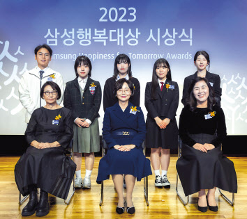 조한혜정(앞줄 왼쪽부터) 연세대 문화인류학과 명예교수, 묵인희 서울대 의과대 교수, 박영주 세종예술고 음악교사, 리안 티안 눈(뒷줄 왼쪽부터) , 김선애, 최별, 옥효정, 백혜경 [삼성생명공익재단 제공]
