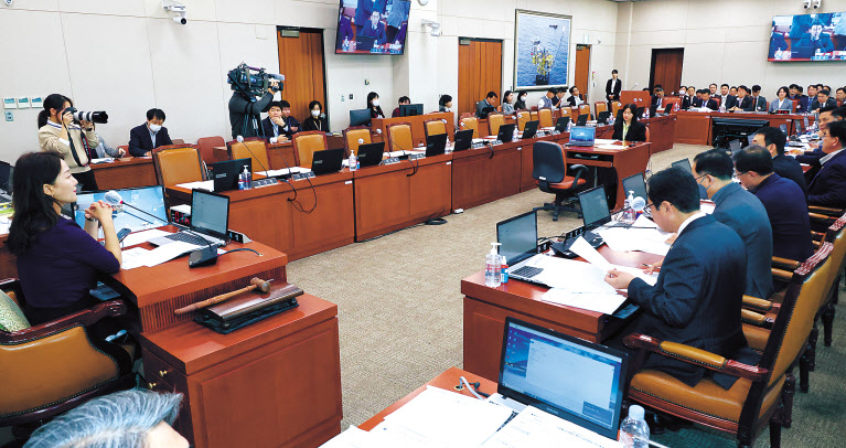 지난 20일 국회 산업통상자원중소벤처기업위원회 전체회의가 여당 의원이 불참한 채 열리고 있다. [연합]