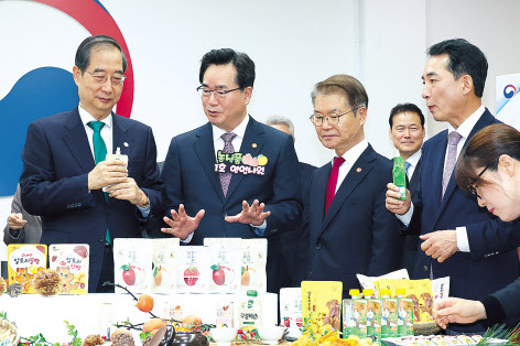 정황근(왼쪽 두번째) 농림축산식품부 장관이 21일 오전 서울 종로구 정부서울청사에서 국무회의 직전 한덕수 국무총리 등 국무위원들에게 경남 하동 청년농들이 만든 제품을 홍보하고 있다. [연합]