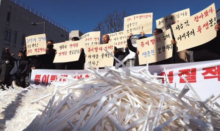 종이 빨대 제조업체 대표들이 13일 오후 세종시 정부세종청사 환경부 앞에서 집회를 열고 ‘플라스틱 사용 규제의 계도기간 무기한 연기 철회와 국내 종이 빨대 제조·판매 업체 생존권 대책’ 마련을 촉구하고 있다. [연합]