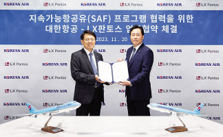 엄재동(왼쪽) 대한항공 화물사업본부장 전무와 오근택 LX판토스 항공사업부장이 ‘지속가능 항공유 ’ 사용 확대를 위한 협약을 체결한 뒤 기념촬영을 하고 있다. [대한항공 제공]