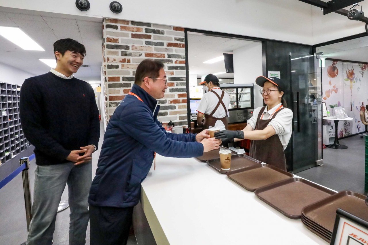21일 김포국제공항 항공지원센터에서 제주항공 객실승무원 가족이 제주항공의 자회사형 장애인 표준사업장인 모두락을 이용하고 있다. [제주항공 제공]