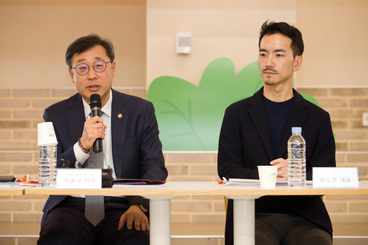 박윤규 과학기술정보통신부 2차관이 21일 오후 서울 서초구 당근 사옥에서 열린 '플랫폼 이용자 보호 강화를 위한 현장간담회'에서 인사말을 하고 있다. 오른쪽은 황도연 당근 대표. [과학기술정보통신부 제공]