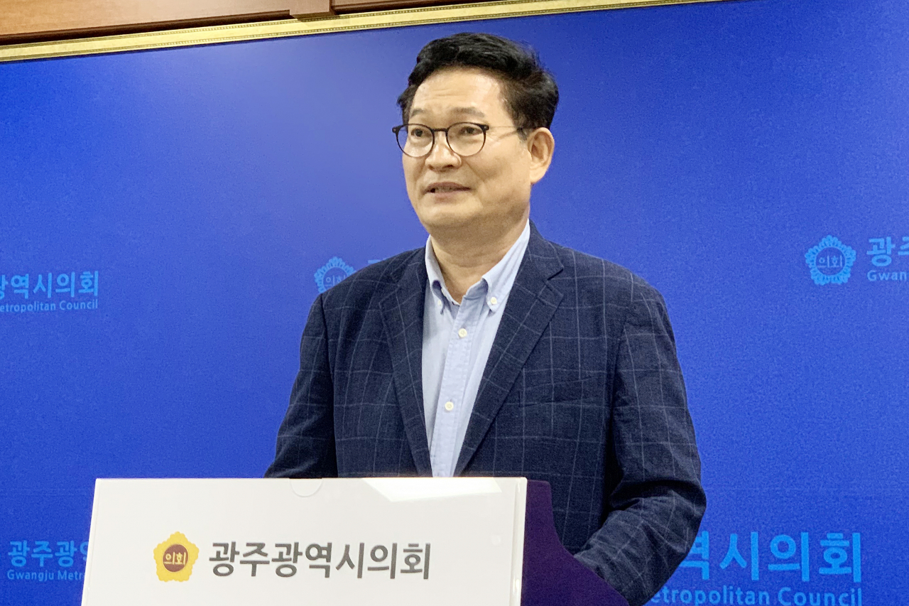 송영길 전 더불어민주당 대표가 14일 광주시의회에서 기자회견을 열고 "검찰 독재정권에 맞서 투쟁의 선봉에 서겠다"고 밝히고 있다.[연합]