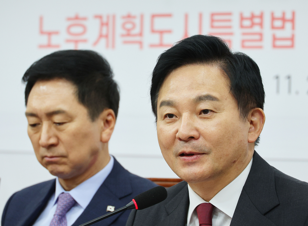원희룡 국토교통부 장관(오른쪽)이 21일 오전 국회에서 열린 노후계획도시 정비특별법 연내 통과 촉구를 위한 주민간담회에서 발언하고 있다. [연합]