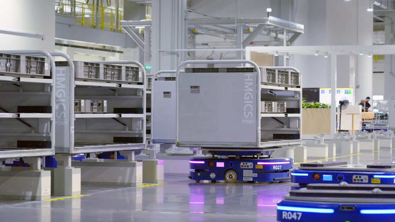 HMGICS 물류로봇(AMR, Autonomous Mobile Robot)이 부품을 옮기기 위해 이동하고 있다. [현대차그룹 제공]