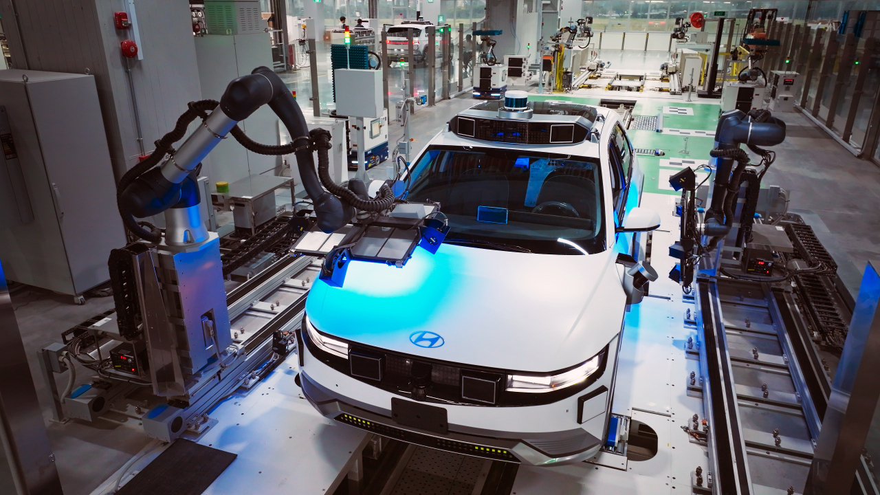 Robot arms examine the Ioniq 5‘s assembly at Hyundai Motor Group Innovation Center Singapore (Hyundai Motor Group)