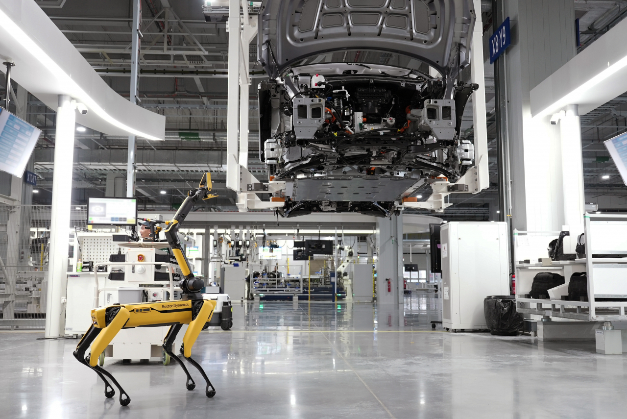Boston Dynamics‘ four-legged robot Spot oversees the assembly of the Ioniq 5 at Hyundai Motor Group Innovation Center Singapore. (Hyundai Motor Group)
