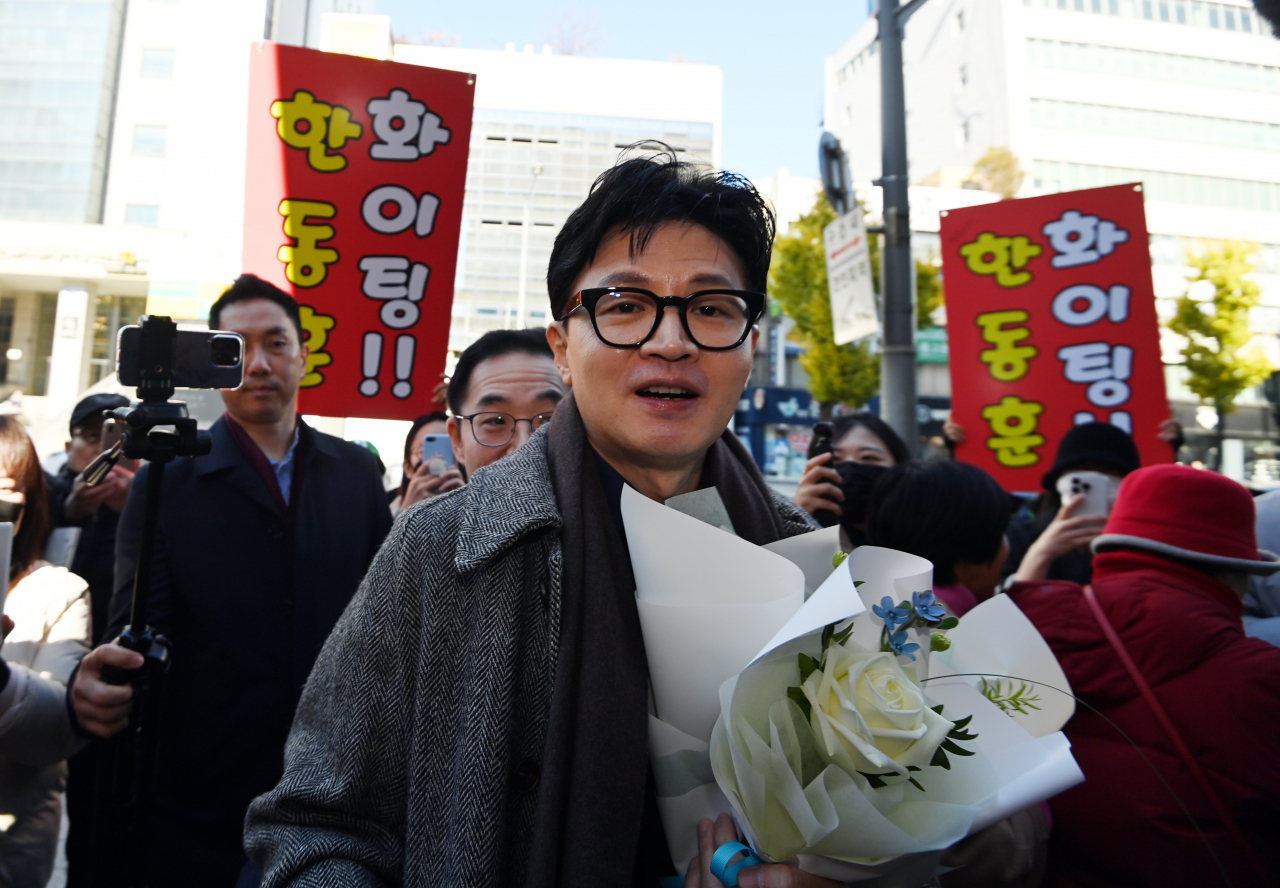 한동훈 법무부 장관이 21일 오전 대전광역시 한국어능력 등 사회통합프로그램 CBT 평가 대전센터 개소식에 참석하기 위해 이동하고 있다. [연합]