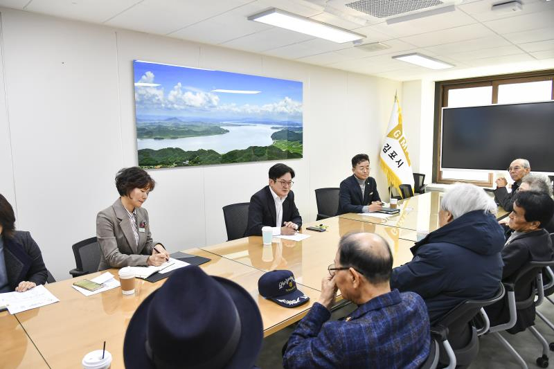 김병수 김포시장이 지난 20일 김포시 보훈단체협의회 간담회를 통해 서울시 편입의 이유와 이점 등을 설명하고 의견을 청취하고 있다.