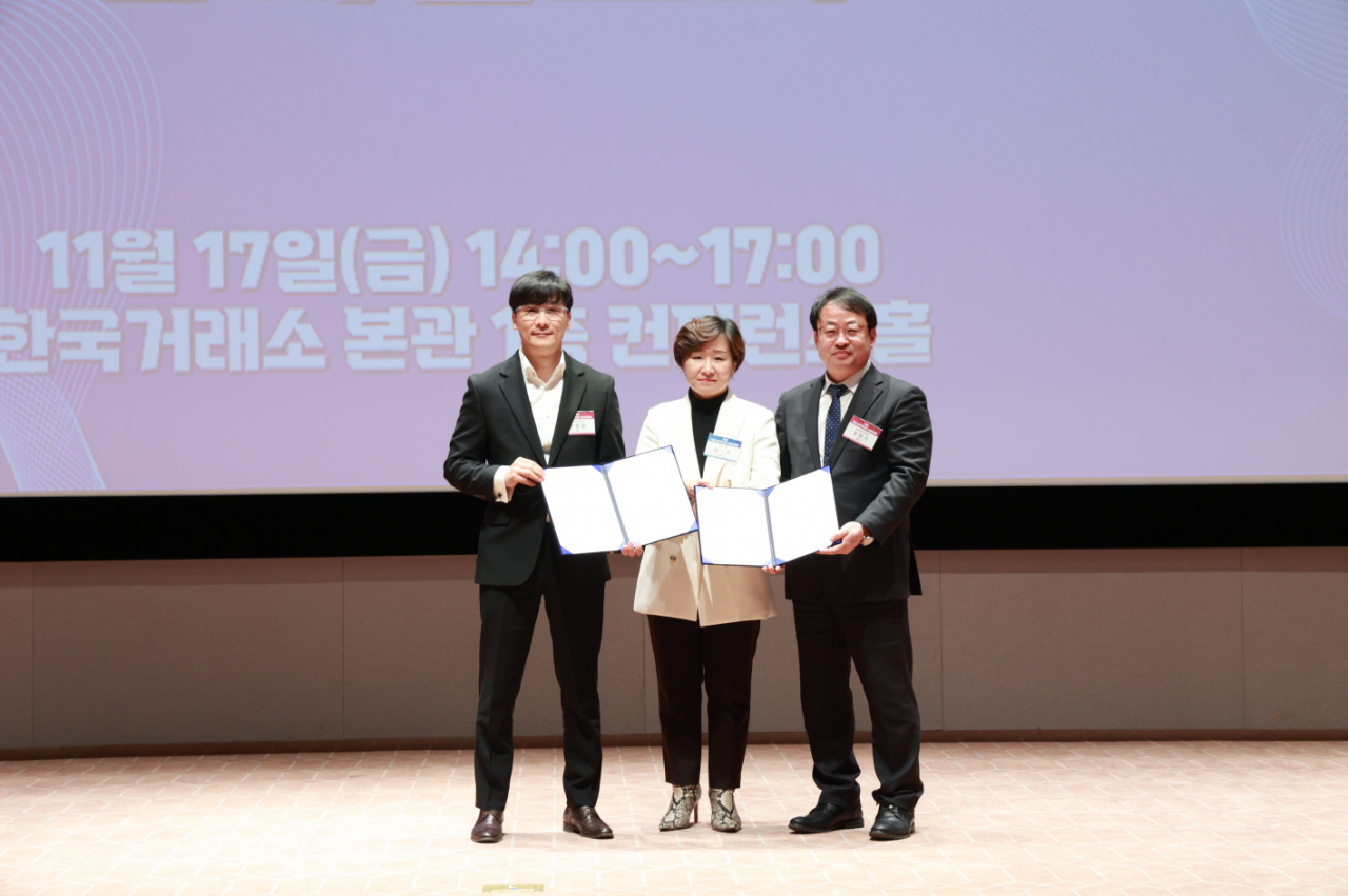지난 17일 한국거래소 컨퍼런스홀에서 진행된 핵심소재 국산화 성과 발표회에서 남은자 서브원 전무(가운데)와 피앤지바이오메드 최현종, 성원기 공동대표(좌우측)가 참석해 전략적 업무 제휴 협약을 맺었다. [서브원 제공]