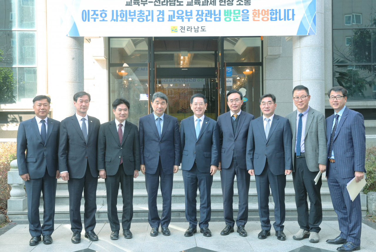 김영록지사는 21일 이주호 교육부장관과 오찬 간담회를 갖고 교육개혁 과제를 논의 했다고 밝혔다