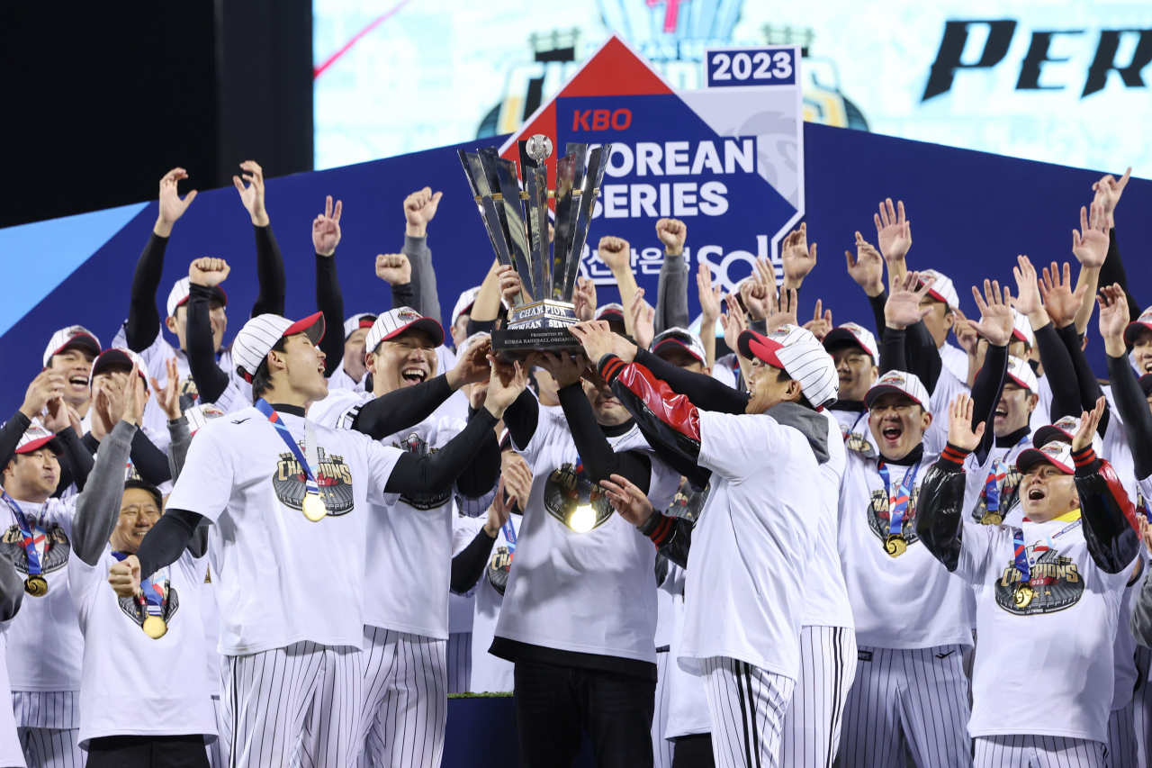 지난 13일 서울 잠실야구장에서 열린 2023 KBO 한국시리즈 5차전 kt wiz와 LG 트윈스의 경기에서 kt를 6대 2로 꺾고 우승을 차지한 LG 선수들이 트로피와 함께 기념 촬영하고 있다. [연합]