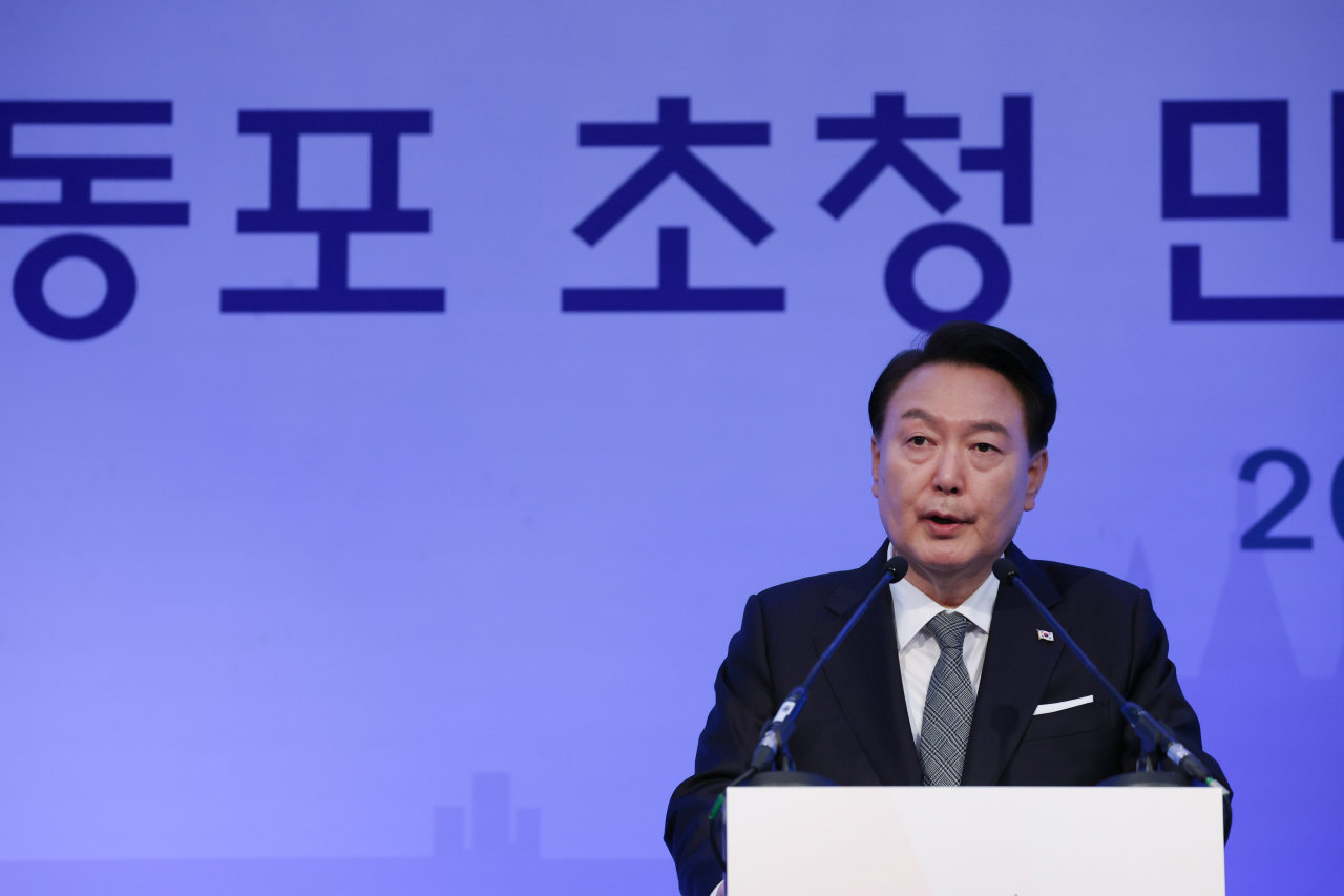 영국을 국빈 방문한 윤석열 대통령이 20일(현지시간) 런던의 한 호텔에서 열린 동포 만찬 간담회에서 격려사를 하고 있다. [연합]