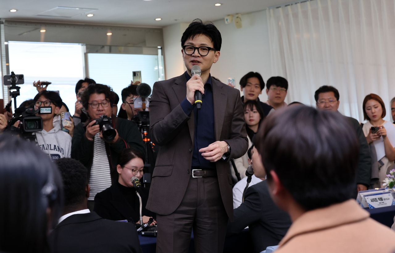 한동훈 법무부 장관이 21일 오후 대전 한국과학기술원(KAIST)을 방문해 과학기술 우수인재 비자 제도 관련 내용을 유학생들에게 설명하고 있다. [연합]
