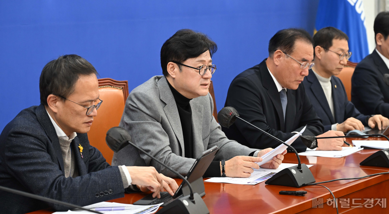 홍익표 더불어민주당 원내대표가 21일 오전 서울 여의도 국회에서 열린 원내대책회의에 참석해 모두발언 하고 있다.[이상섭 기자]