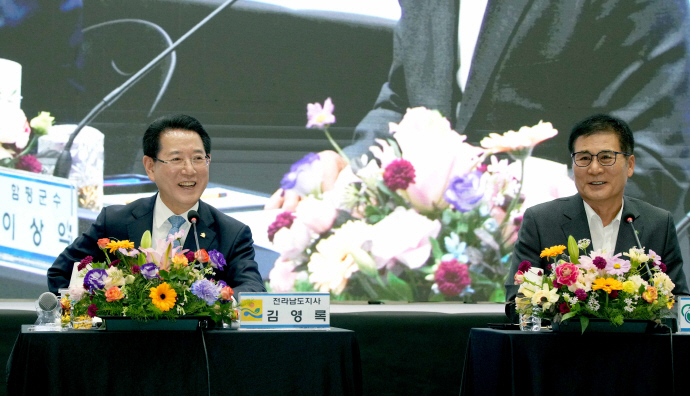 김영록 전라남도지사가 21일 함평국민체육센터에서 열린 ‘2023 함평군 도민과의 대화’에서 이상익 함평군수와 활짝 웃고 있다.[전남도 제공]