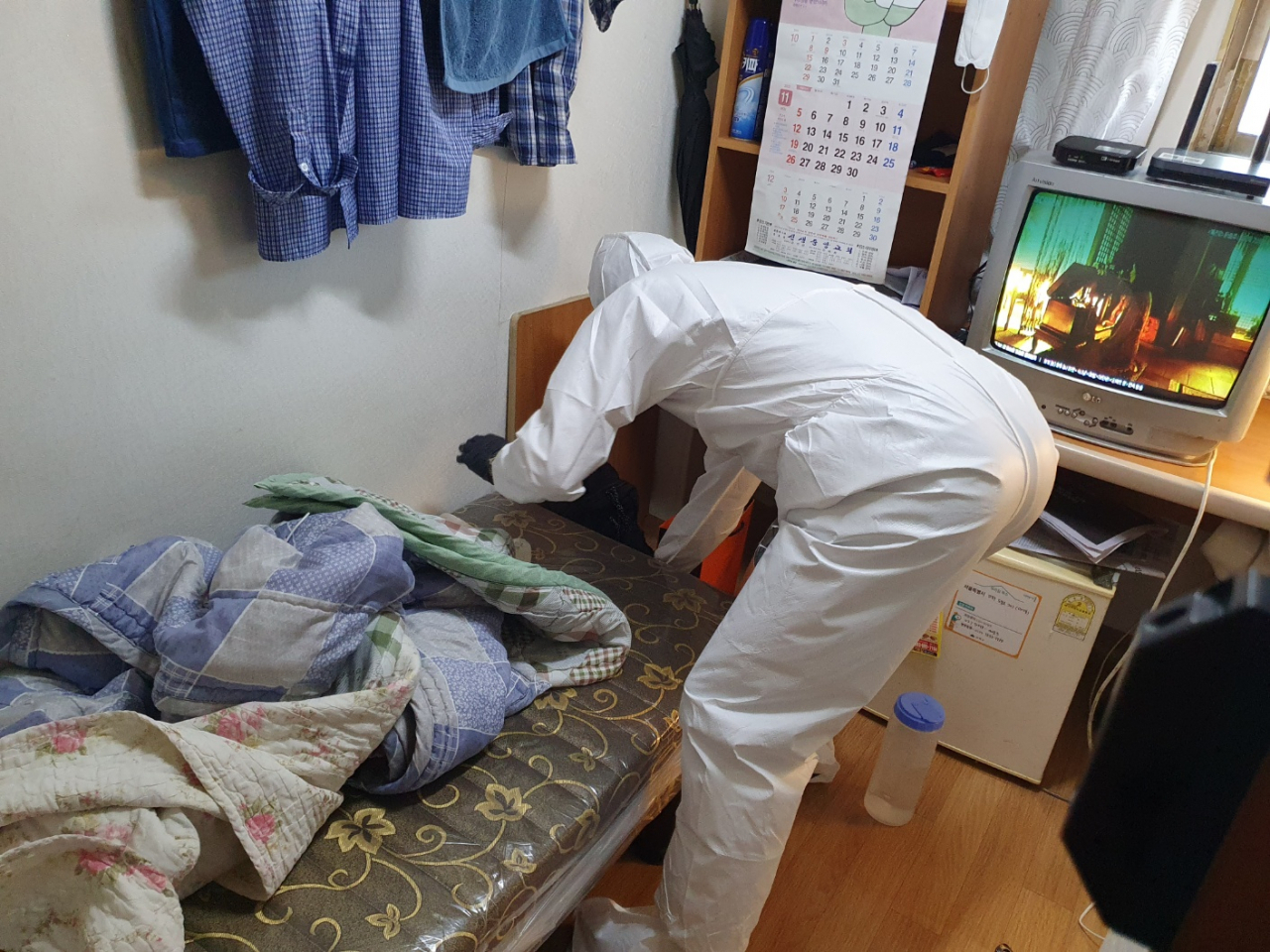 강북구 관계자가 빈대 방역을 실시하고 있는 모습. [강북구 제공]
