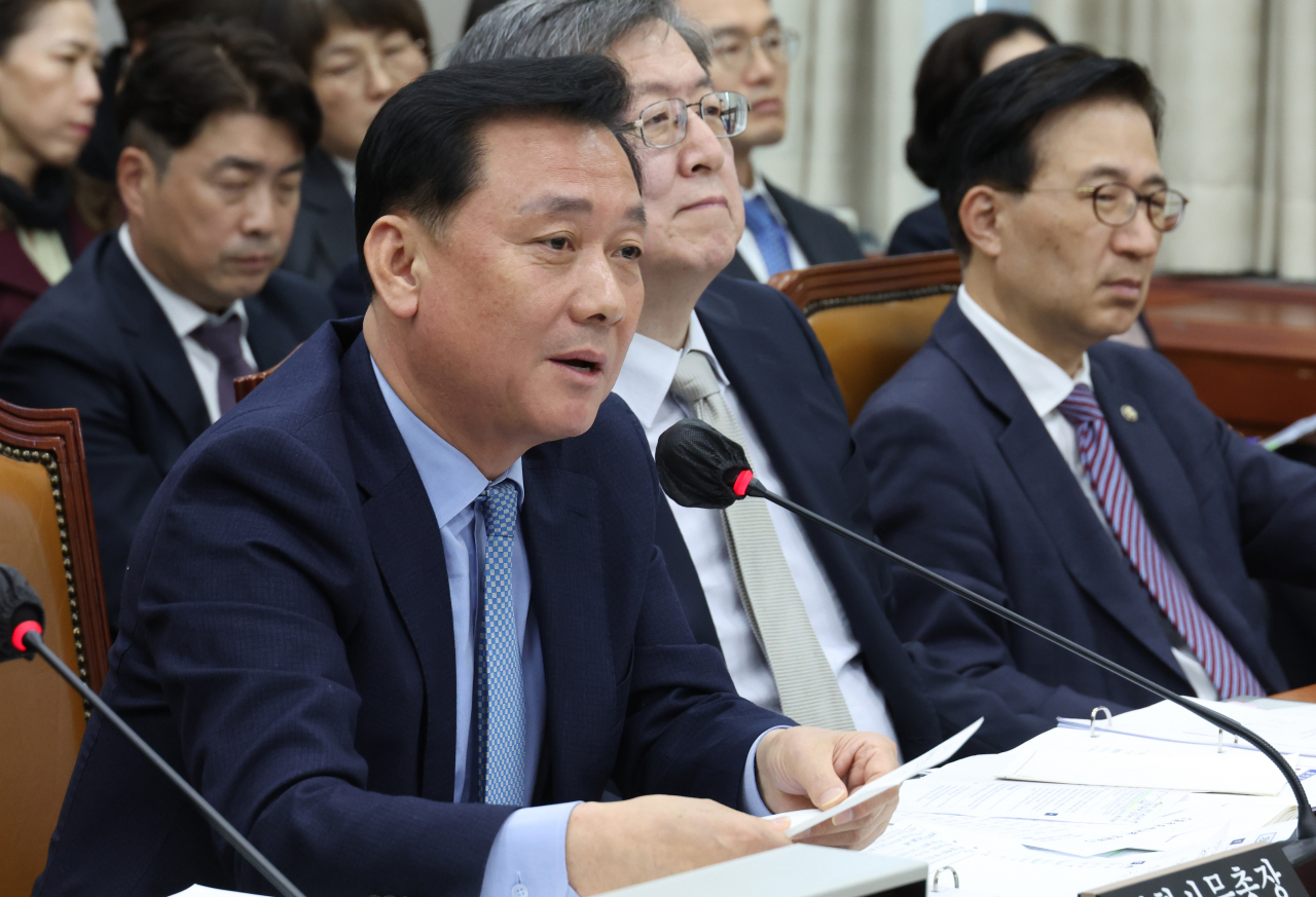 이광재 국회 사무총장이 10일 국회에서 열린 운영위 전체회의에서 의원 질의에 답하고 있다. [연합]