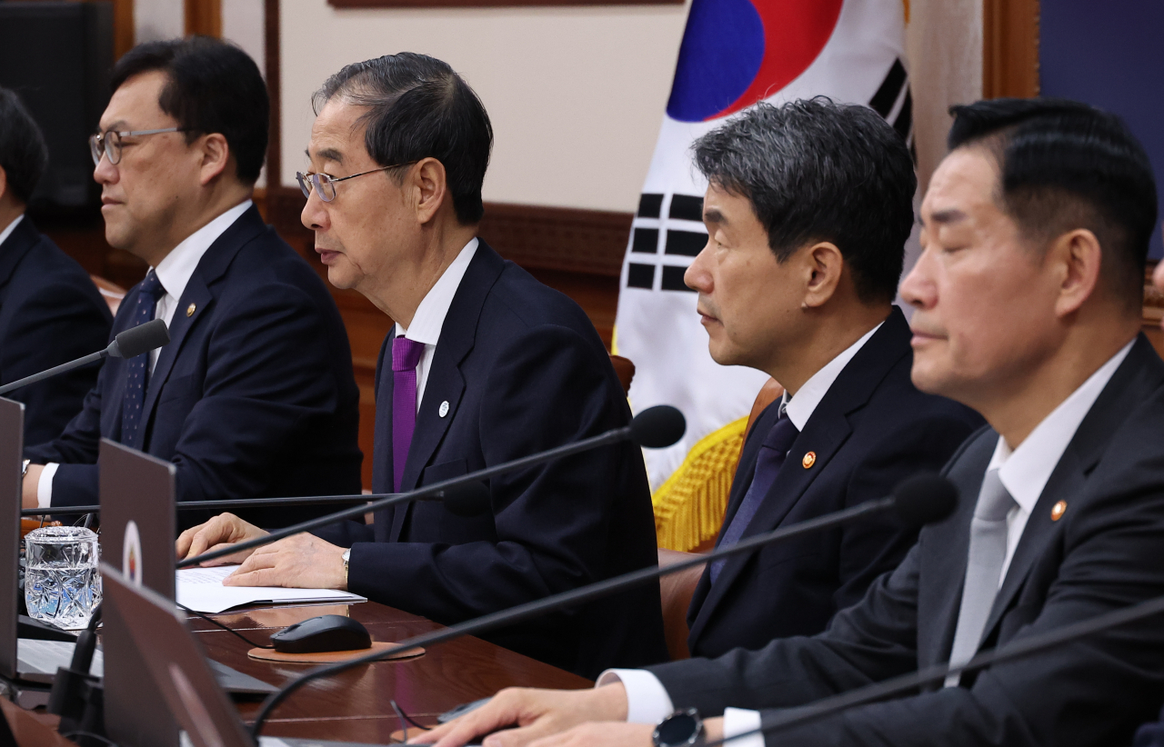 북한조선중앙통신이 북한이 군사정찰위성 '만리경-1호' 발사에 성공했다고 보도한 22일 오전 한덕수 국무총리가 서울 종로구 정부서울청사에서 열린 임시국무회의를 주재하고 있다. 이날 열린 임시국무회의에서는 지난 2018년 3차 남북정상회담에서 남북 간 서명 합의된 9.19 남북군사합의 일부 효력정지 안건을 처리할 예정이다. [연합]