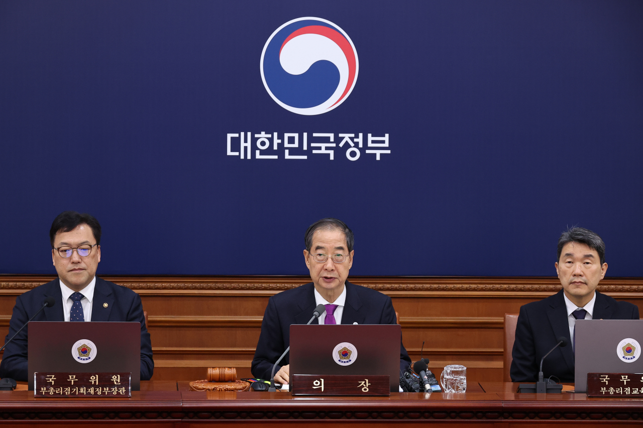 북한조선중앙통신이 북한이 군사정찰위성 '만리경-1호' 발사에 성공했다고 보도한 22일 오전 한덕수 국무총리가 서울 종로구 정부서울청사에서 열린 임시국무회의를 주재하고 있다. [연합]