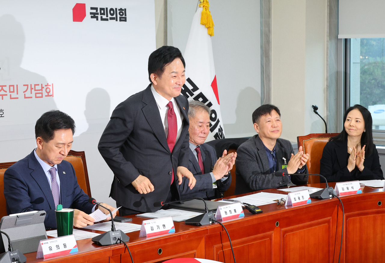 원희룡 국토교통부 장관이 지난 21일 오전 국회에서 열린 노후계획도시 정비특별법 연내 통과 촉구를 위한 주민간담회에서 인사하고 있다. [연합]