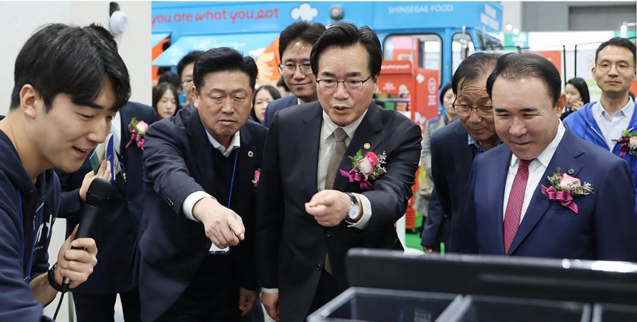 정황근 농림축산식품부 장관이 15일 서울 서초구 aT센터에서 열린 2023 대한민국식품대전에 참석해 전시장을 둘러보고 있다. [농림축산식품부 제공]