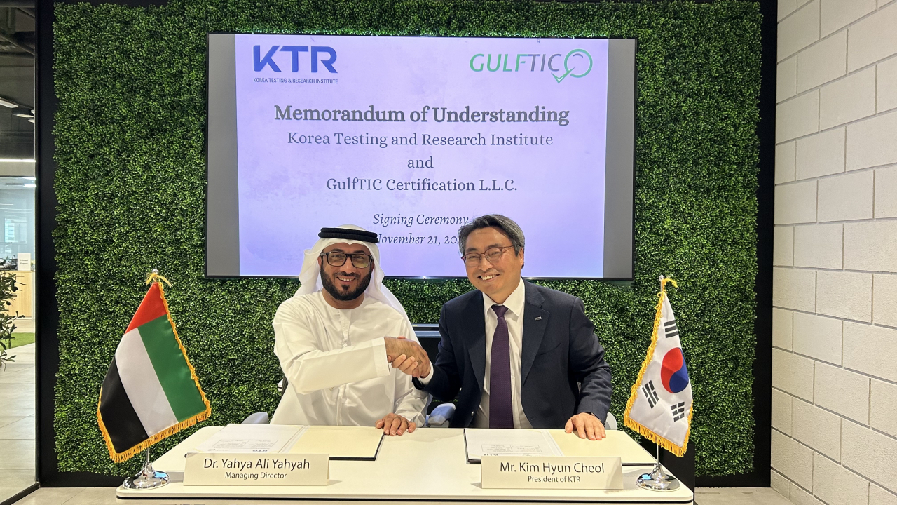 김현철(오른쪽) KTR 원장(오른쪽)이 21일(현지시간) 아랍에미리트 두바이에서 GULFTIC 야하 알리 야하 이사와 상호 협력을 위한 업무협약을 체결한 후 기념촬영을 하고 있다.[KTR 제공]