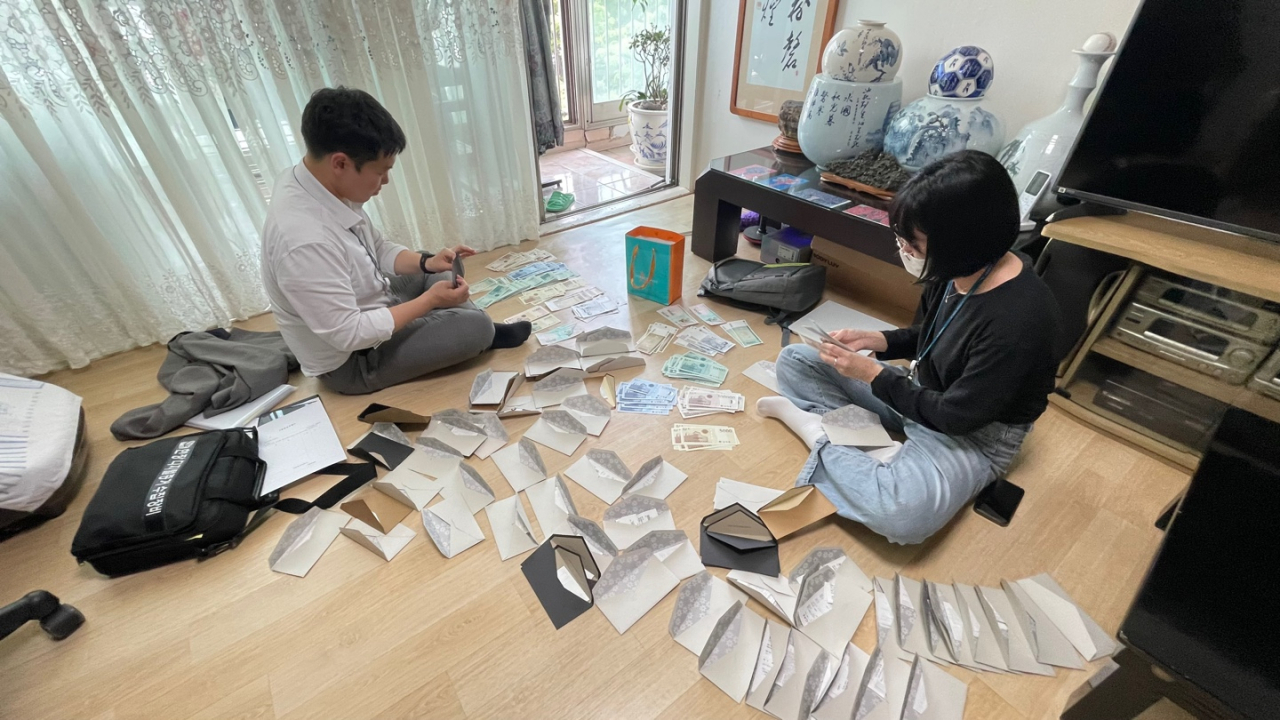 A씨 주거지에서 발견된 백화점 상품권. 경찰에 따르면 A씨는 중고 거래 애플리케이션(앱)에 올라온 모바일 상품권의 바코드를 파악해 무단 사용했다. [광진경찰서]