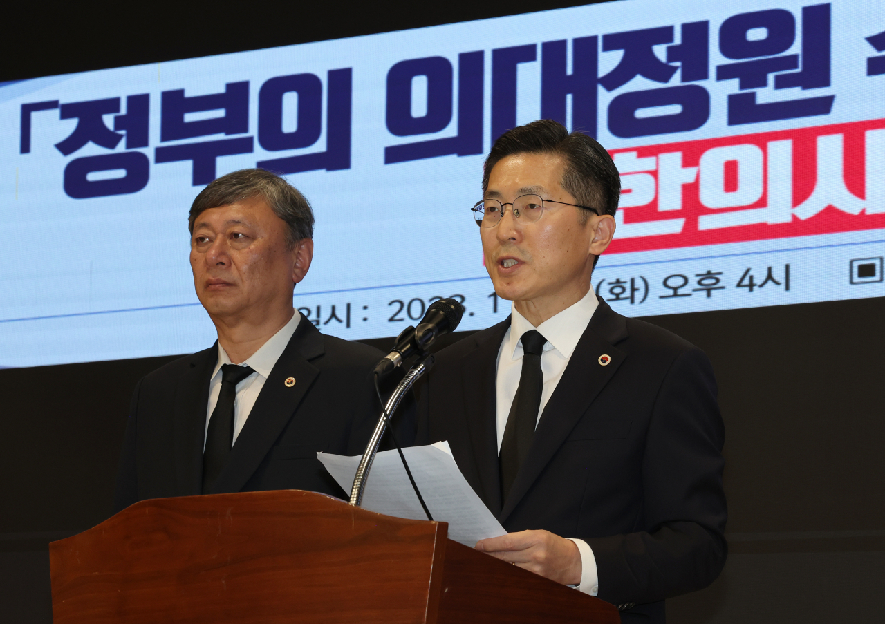 정부가 의대정원 확대 수요조사 결과를 발표한 지난 21일 이필수 대한의사협회장이 긴급 기자회견을 열고 있다. [연합]