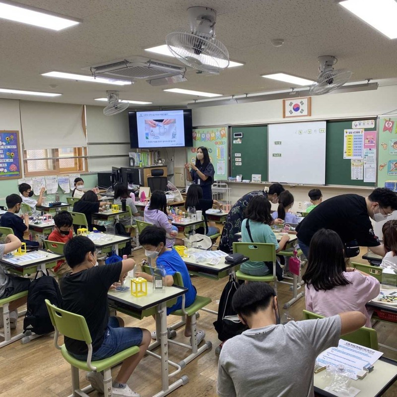 지난해 6월 김포시청소년재단 청소년이동쉼터에서 학교연계사업인 ‘힐링쉼터와 함께 하는 청소년 거리학교’를 운영했다. 사진은 김포 내 초등학교에서 프로그램을 진행하고 있는 장면.