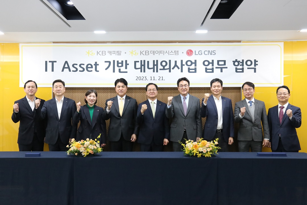 황수남(왼쪽 다섯번째) KB캐피탈 대표이사와 김명원(왼쪽 네번째) KB데이타시스템 대표이사, 김홍근(왼쪽 여섯번째) LG CNS 부사장 및 관계자들이 업무 협약식 체결 후 기념사진을 촬영하고 있다.[KB캐피탈 제공]