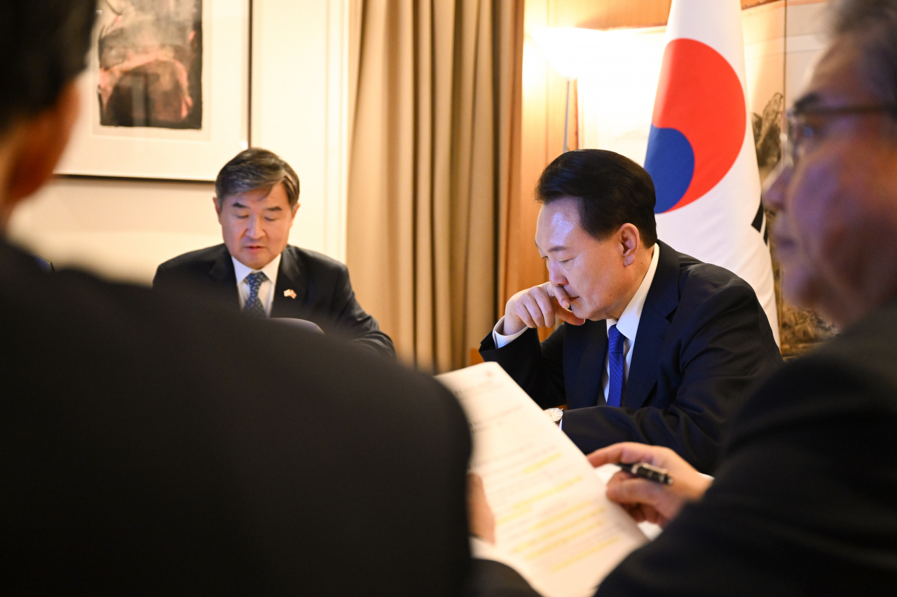 영국을 국빈 방문 중인 윤석열 대통령이 21일(현지시간) 런던의 한 호텔에서 북한의 이른바 '군사정찰위성' 발사 관련 국가안전보장회의(NSC) 상임위원회를 주재하고 있다. [연합]
