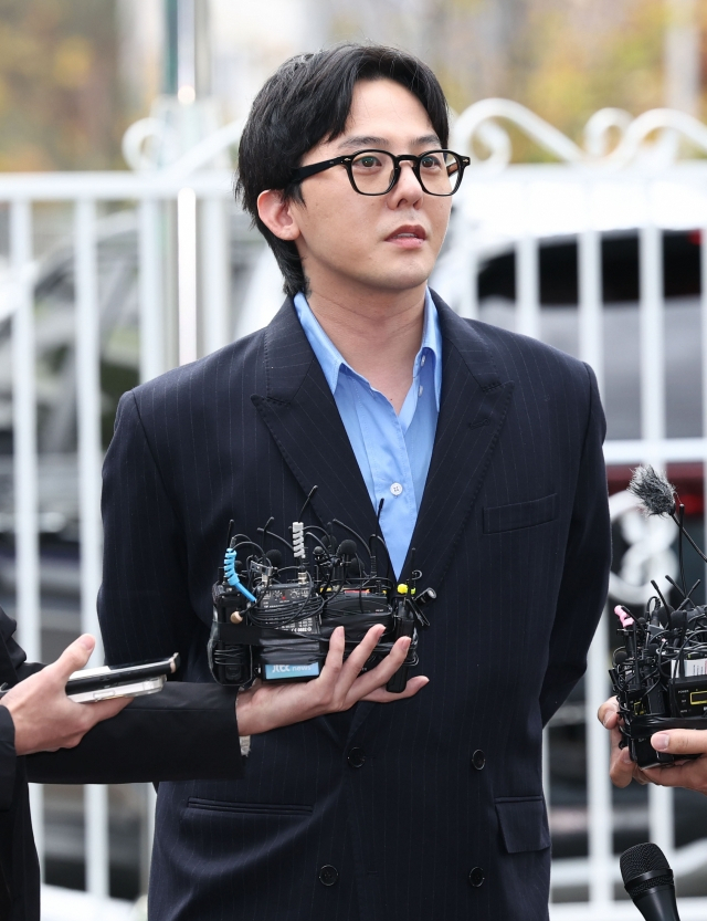 마약 투약 혐의를 받는 가수 지드래곤(권지용)이 6일 오후 인천 논현경찰서로 출석하며 취재진 질문에 답하고 있다. [연합]