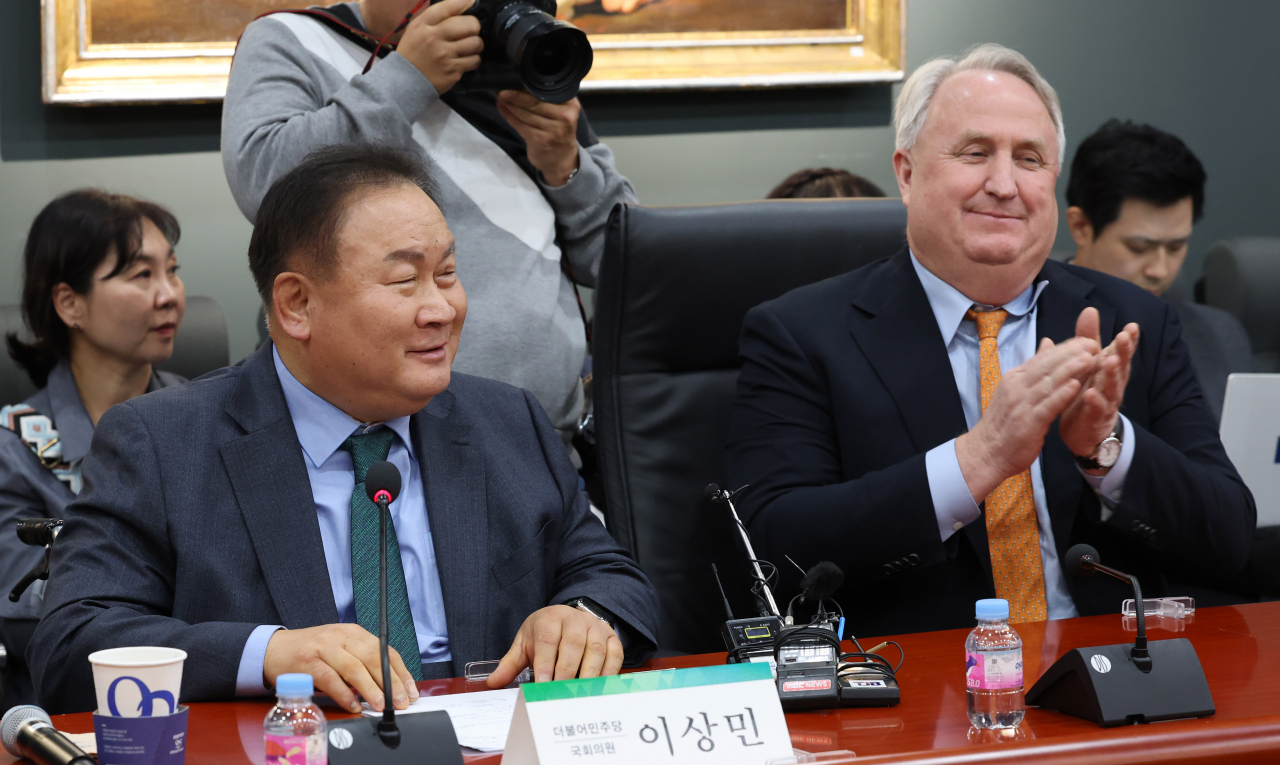 이상민 더불어민주당 의원이 21일 오후 대전 한국과학기술원(KAIST)에서 국민의힘 혁신위 강연자로 나서고 있다. 오른쪽은 인요한 국민의힘 혁신위원장. [연합]