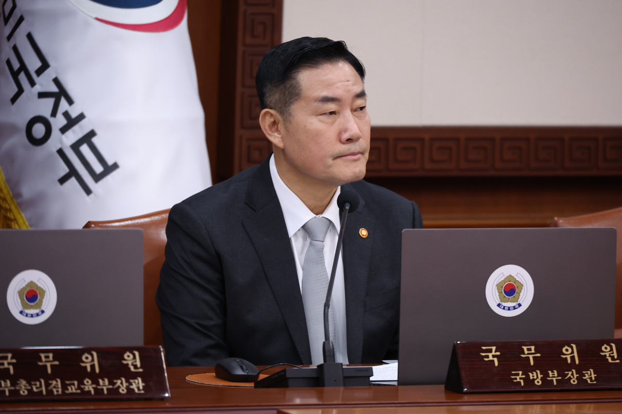북한조선중앙통신이 북한이 군사정찰위성 '만리경-1호' 발사에 성공했다고 보도한 22일 오전 신원식 국방부 장관이 서울 종로구 정부서울청사에서 열린 임시국무회의에 참석했다. 이날 열린 임시국무회의에서는 지난 2018년 3차 남북정상회담에서 남북 간 서명 합의된 9.19 남북군사합의 일부 효력정지 안건을 처리했다. [연합]