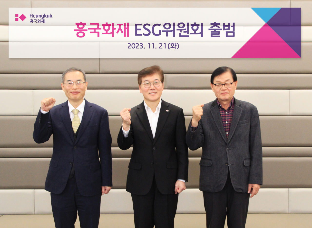 21일 서울 종로구 새문안로 흥국화재 본사에서 열린 ‘ESG위원회’ 출범식에서 기념촬영을 하고 있다. 사진 왼쪽부터 ESG위원회 위원인 신건철 사외이사, 임규준 대표이사, 이병국 사외이사. [흥국화재 제공]