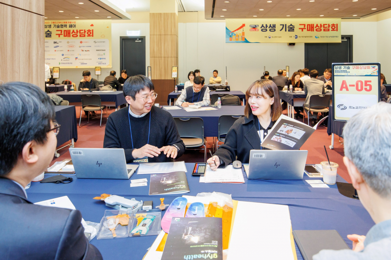 르노코리아 구매본부 상생협력추진팀 구성원들이 협력업체들과 만나 상생 기술 구매상담회 진행하는 모습. [르노코리아 제공]