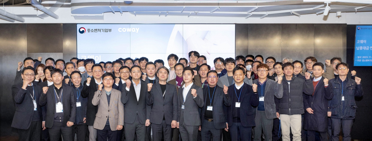지난 21일 서울 구로구 코웨이 본사에서 열린 ‘코웨이 협력사 납품대금 연동제 로드쇼’에 참석한 관계자들이 기념사진을 촬영하고 있다.[코웨이 제공]