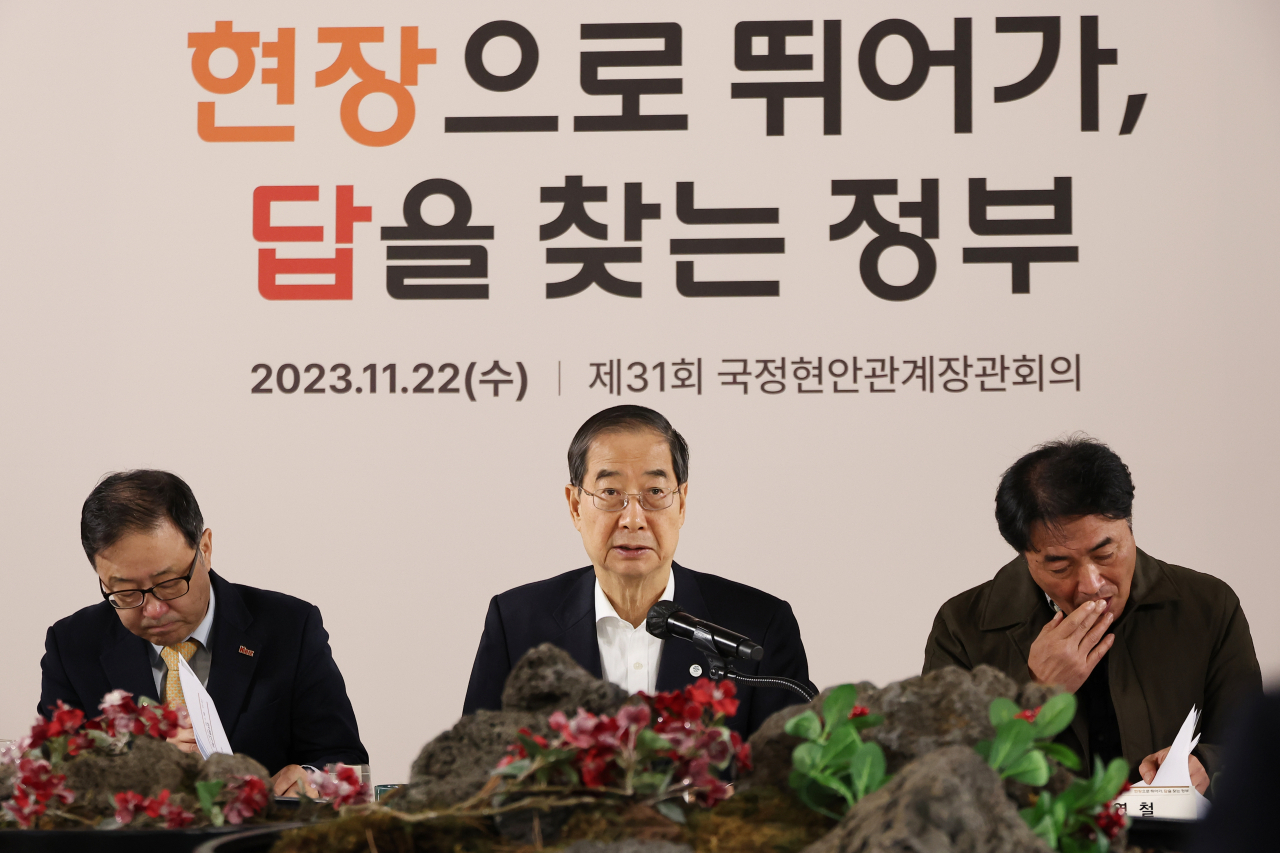 한덕수 국무총리(가운데)가 22일 서울 서대문구 카페 연남장에서 열린 제31회 국정현안관계 장관회의에서 발언하고 있다. [연합]