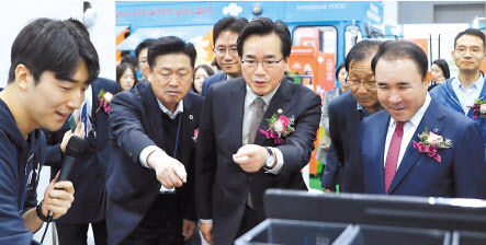 정황근 농림축산식품부 장관이 15일 서울 서초구 aT센터에서 열린 2023 대한민국식품대전에 참석해 전시장을 둘러보고 있다. [농림축산식품부 제공]