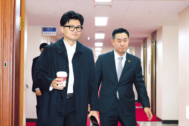 한동훈 법무부 장관이 신원식 국방부 장관과 함께 22일 오전 서울 종로구 정부서울청사에서 열린 임시국무회의에 입장하고 있다. [연합]