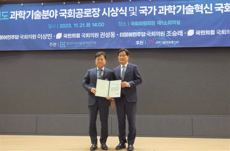 정연수(왼쪽) 포스코플로우 경영문화실장과 신동근 국회 보건복지위원회 위원장